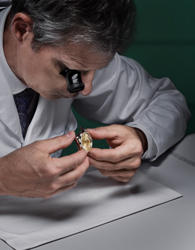 Inspectie Rolex horloge met loupe